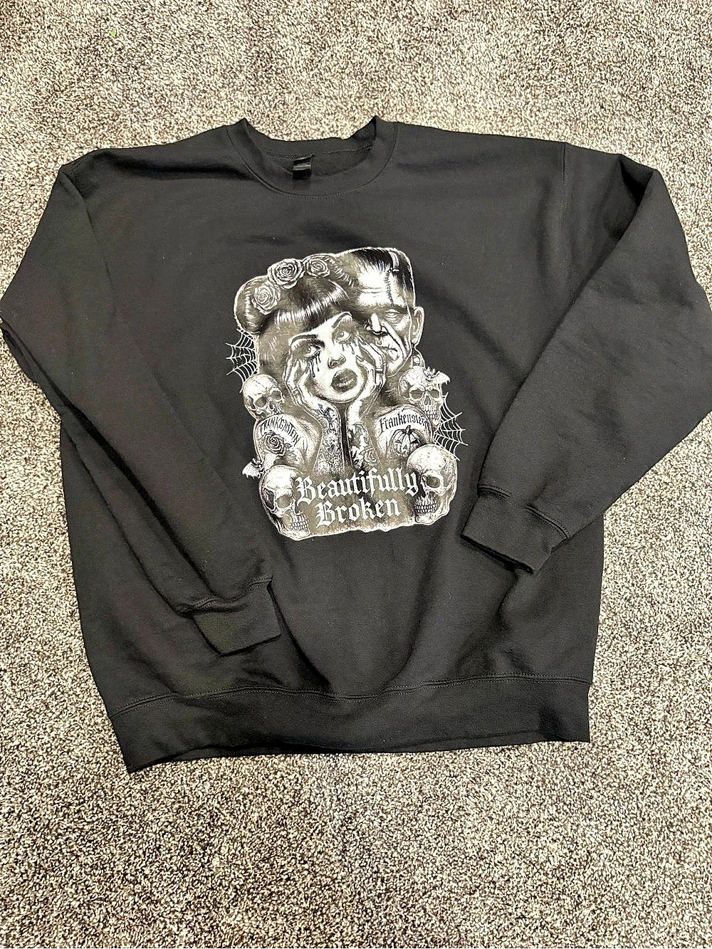 Gildan Beautifully Broken Graphic Sweatshirt Size Large